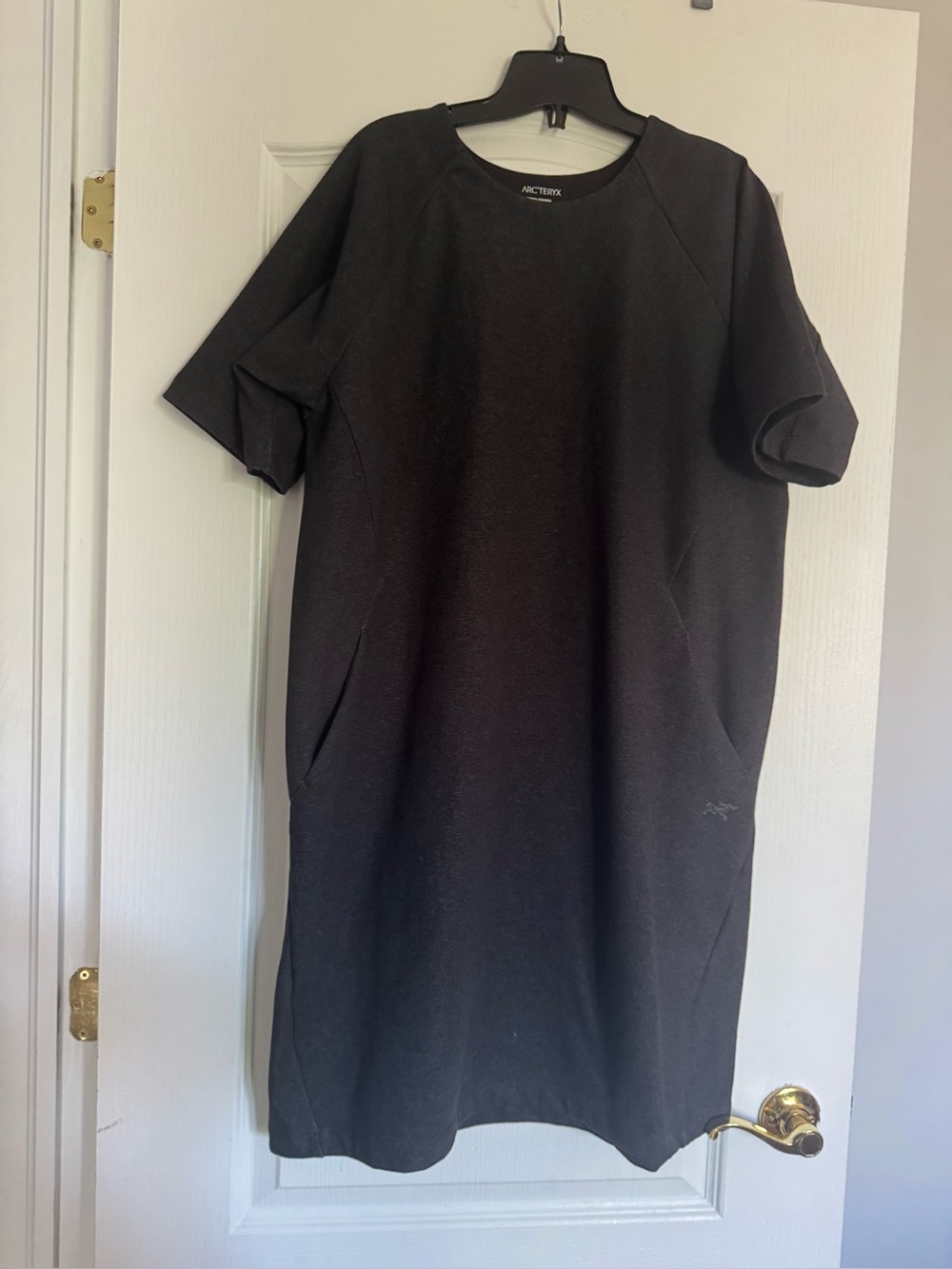Arc'teryx women’s Charcoal Short-Sleeve Tech dress - Picture 2 of 9